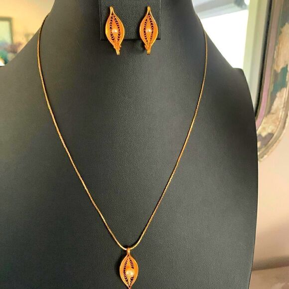 Elegant Sarah Coventry Filigree Leaf Necklace Set, in Gold plate, Marked - Picture 3 of 8